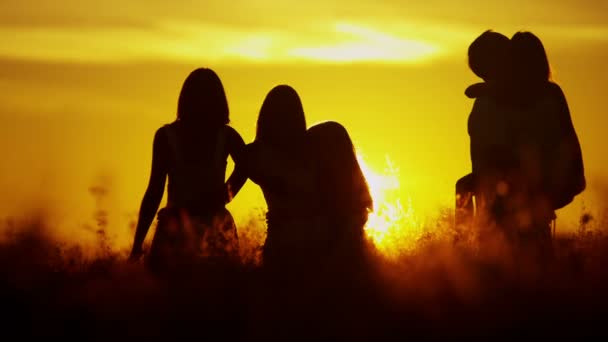 Γονείς με τις κόρες Λιβάδι στο ηλιοβασίλεμα — Αρχείο Βίντεο