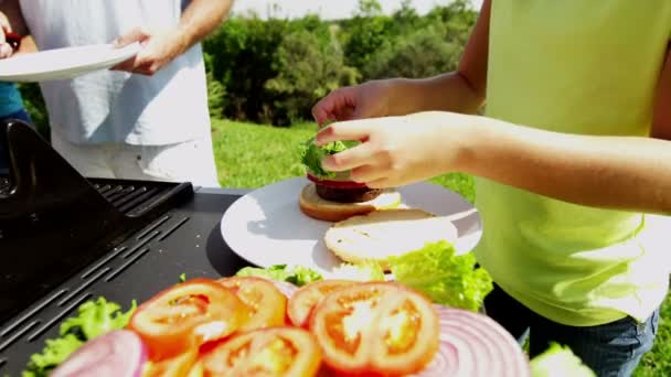 Parents avec fille griller barbecue viande — Video