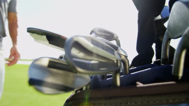 Professionella manliga golf spelare — Stockvideo