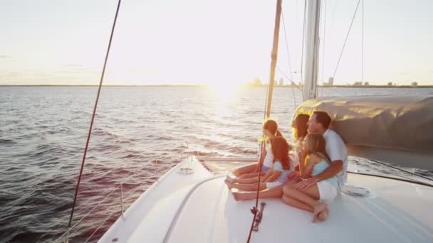 Parents et jeunes filles aimants sur un yacht de luxe — Video