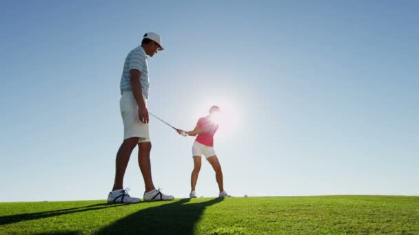 Uomo e donna che giocano a golf — Video Stock