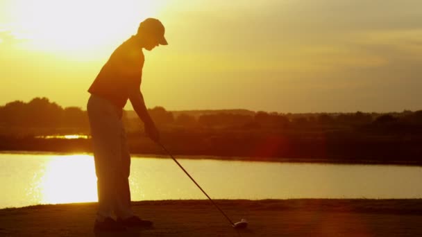 Mannelijke golftoernooi speler spelen op veld — Stockvideo