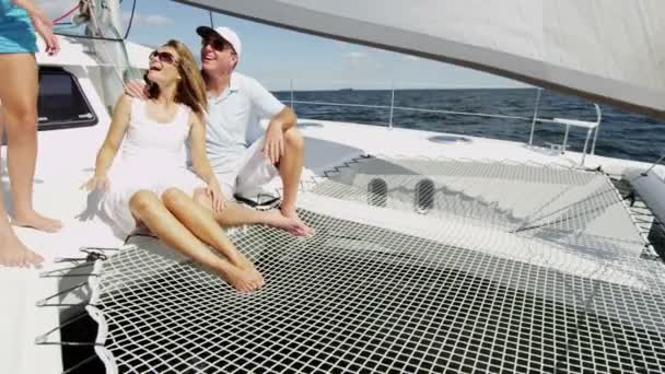 母亲和父亲与微笑的女孩在游艇上 — 图库视频影像