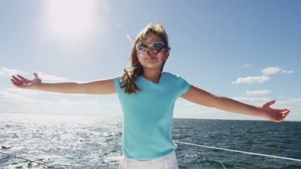Молодая девушка на роскошной яхте в океане — стоковое видео