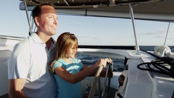 豪華なヨットで子供と愛する家族 — ストック動画