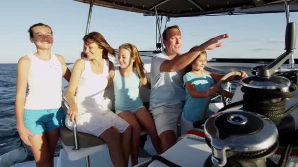 Famiglia con bambini che navigano su yacht di lusso — Video Stock