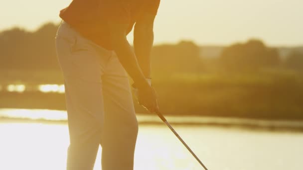 Professionnel joueur de golf masculin jouant sur le terrain — Video