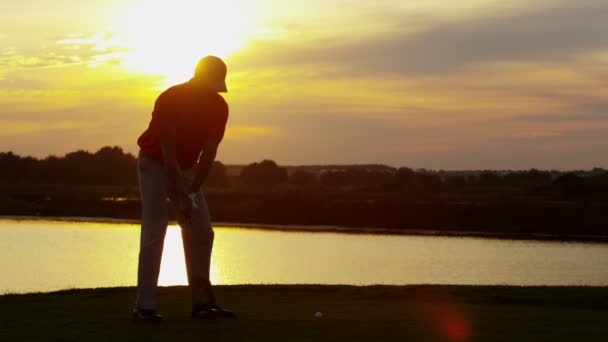 Professionnel joueur de golf masculin jouant sur le terrain — Video