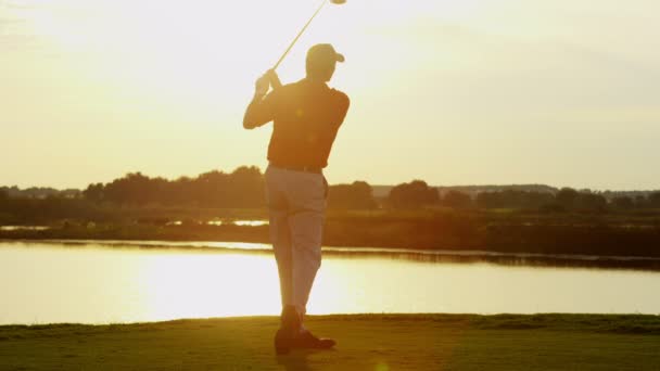 Mannelijke golftoernooi speler spelen op veld — Stockvideo