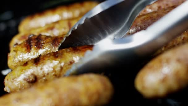 Колбасы гриль жареное барбекю — стоковое видео