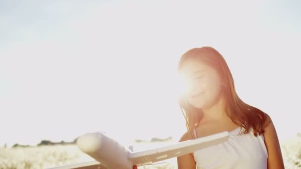 Junges Mädchen spielt mit Spielzeugflugzeug — Stockvideo