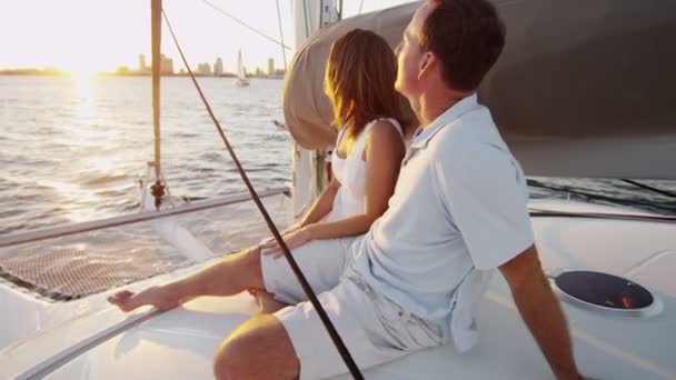 Pár se dívá na východ slunce na luxusní jachtě — Stock video