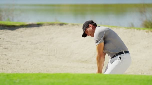 Hivatásos férfi golf játékos edzés közben — Stock videók