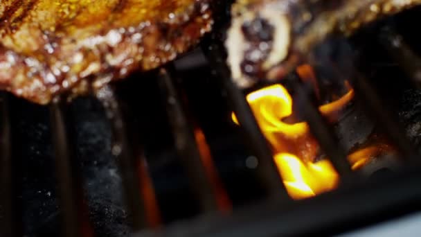 Rindersteaks vom Grill im Steakhouse — Stockvideo