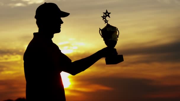 Silueta de jugador profesional de golf masculino con trofeo — Vídeo de stock