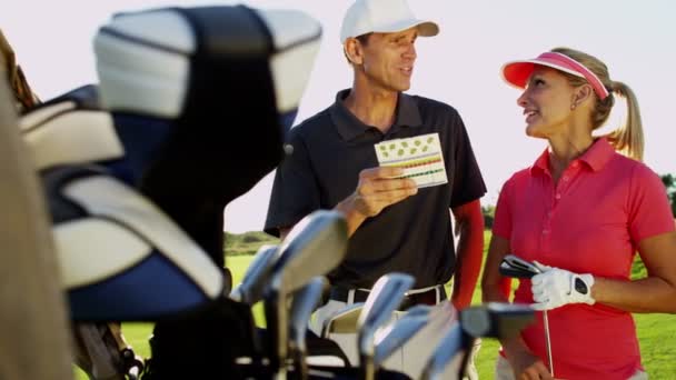 Joueurs de golf masculins et féminins sur le terrain de golf — Video