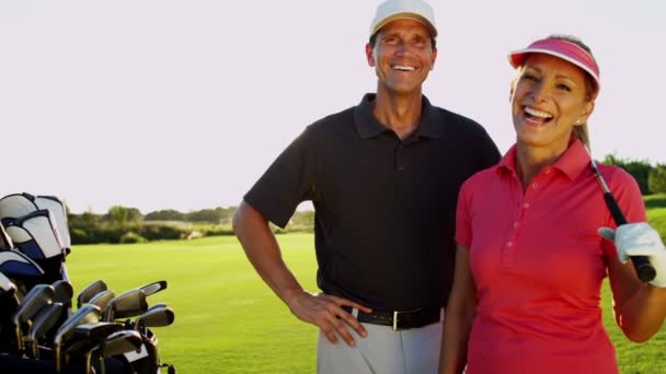 Male and female golf players on golf course — Stock Video