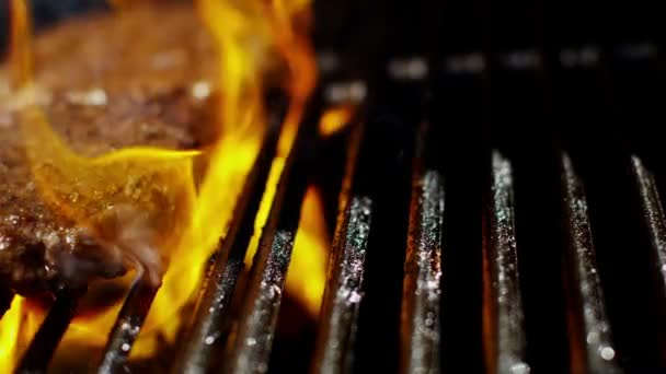 Rundvlees hamburgers op vlam grill — Stockvideo