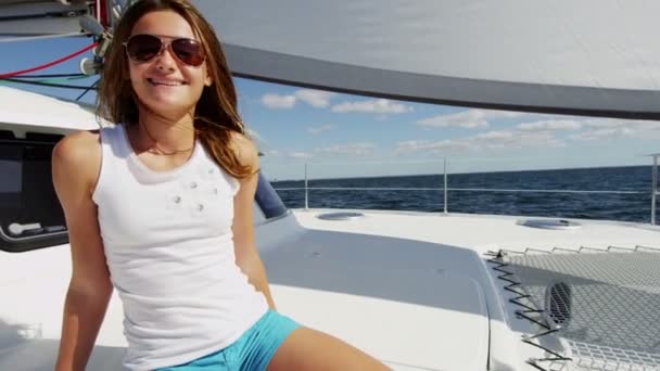 Ung jente på luksusyacht i havet – stockvideo