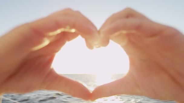 Mani che fanno forma di cuore — Video Stock