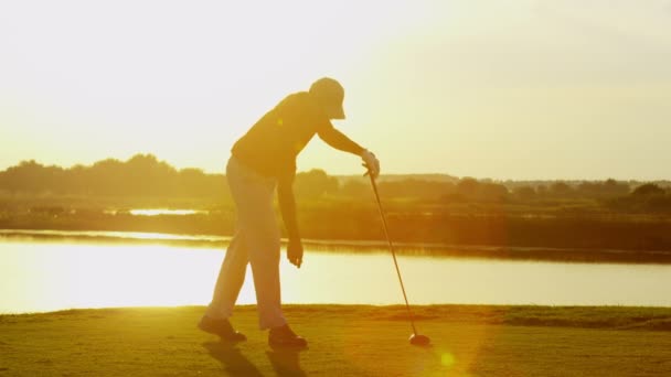 Jogador de golfe masculino profissional jogando em campo — Vídeo de Stock