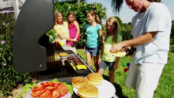 Famiglia divertirsi a casa giardino — Video Stock