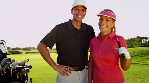 男性和女性高尔夫球选手对高尔夫球场 — 图库视频影像