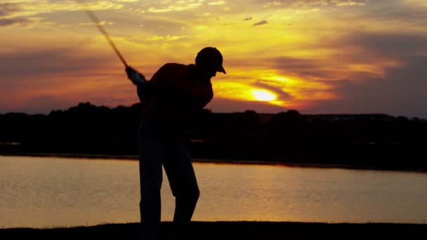 Αρσενικό γκολφ παίκτης παίζει γκολφ — Αρχείο Βίντεο