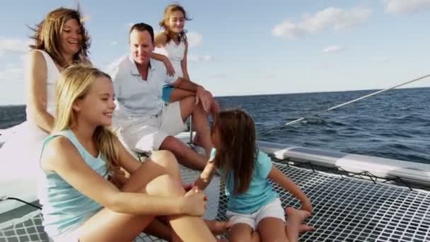 Familj med barn segling på lyxyacht — Stockvideo