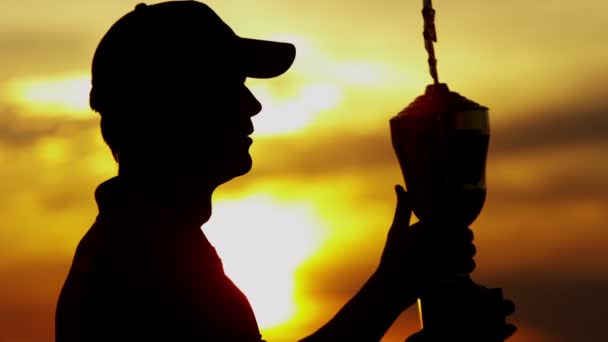 Silhouette of professional male golf player with trophy — Stock Video