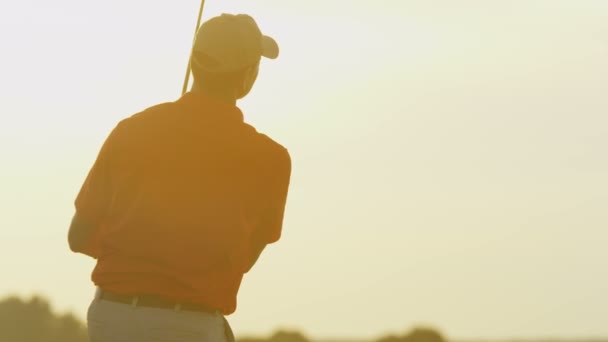 Golf męski profesjonalny gracz grający na pole — Wideo stockowe