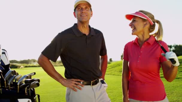 Joueurs de golf masculins et féminins sur le terrain de golf — Video