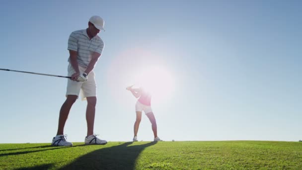 Uomo e donna che giocano a golf — Video Stock