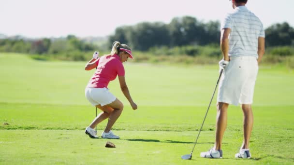 Muž a žena hrají golf — Stock video