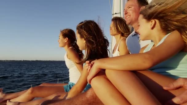 Любить родителей и дочерей на роскошной яхте — стоковое видео