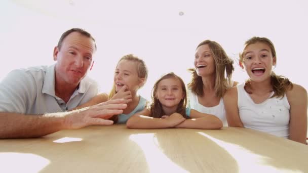 Ouders met kinderen met behulp van laptop — Stockvideo