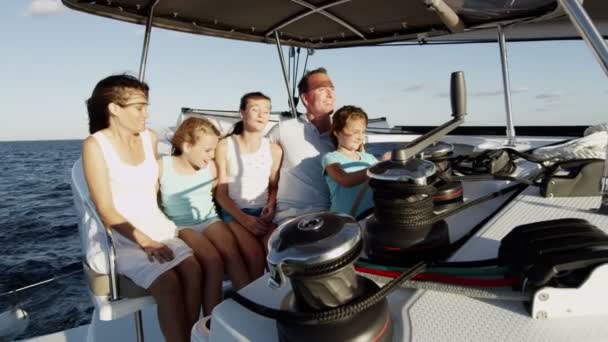 Famiglia con bambini che navigano su yacht di lusso — Video Stock