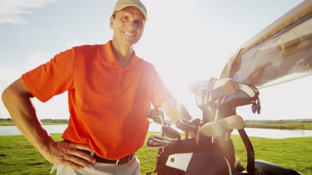 Giocatore professionista di golf maschile e golf cart con attrezzatura — Video Stock