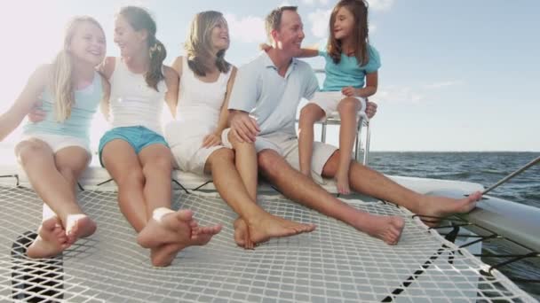 Сім'я з дітьми розважається на розкішній яхті — стокове відео
