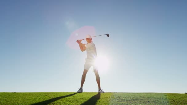 Jugador de golf profesional jugando al golf — Vídeos de Stock