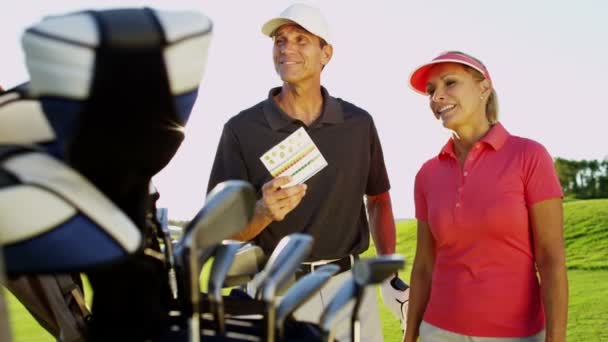 Joueurs de golf masculins et féminins sur le terrain de golf — Video