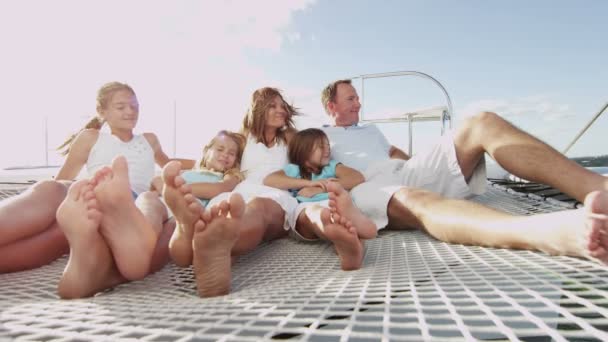 Сім'я з дітьми, що плавають на розкішній яхті — стокове відео