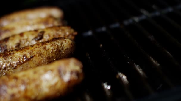 Embutidos a la parrilla en barbacoa — Vídeo de stock