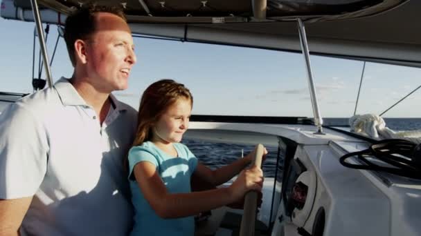 娘と父親の高級ヨットでセーリング — ストック動画