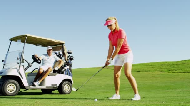 Mann und Frau spielen Golf — Stockvideo