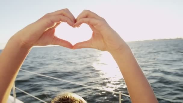 Ruce vytvářející tvar srdce — Stock video