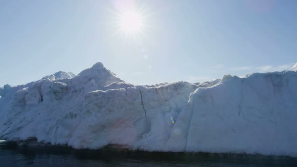 Disko Baai Groenland drijvende glaciale ijsberg — Stockvideo