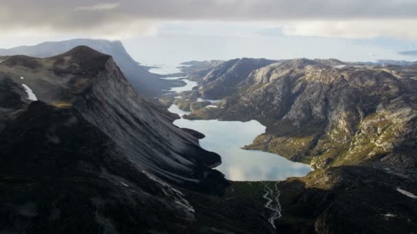 Tal der grönländischen Tundra-Schmelzwasserseen — Stockvideo