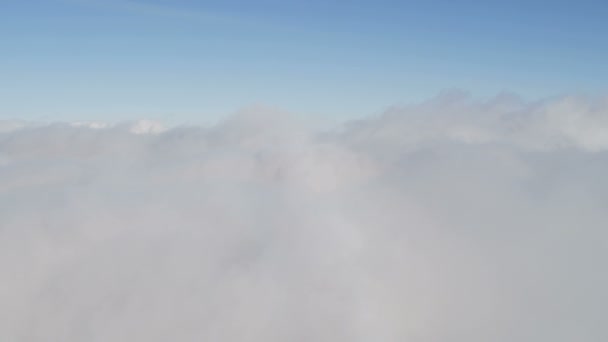 Воздушные летящие облака — стоковое видео