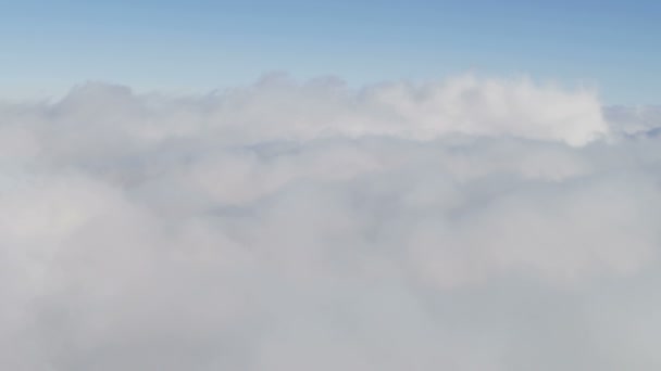 Vuelo aéreo por encima de las nubes cúmulos — Vídeos de Stock